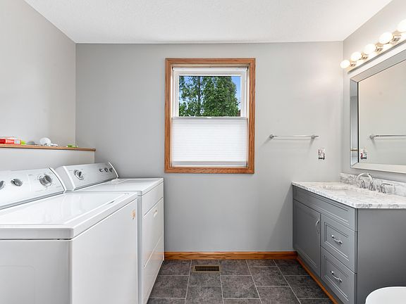 3rd image of 808 W Lombard St