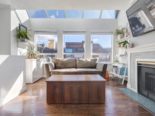 3721 Delbrook Ave #309, North Vancouver, BC V7N 3Z4