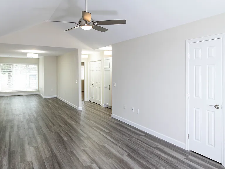 990 Hope Dr — Photo 4