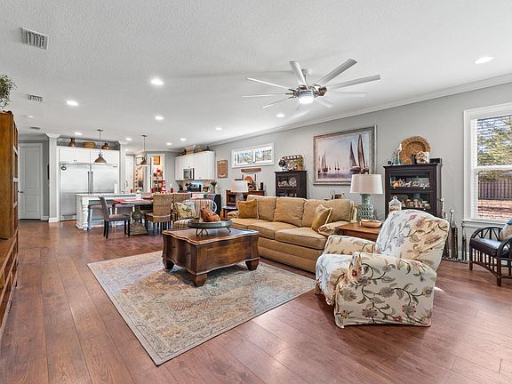 5th image of 187 Autumn Ave