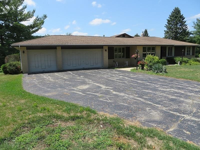 2nd image of 3819 N Spring Hill Dr