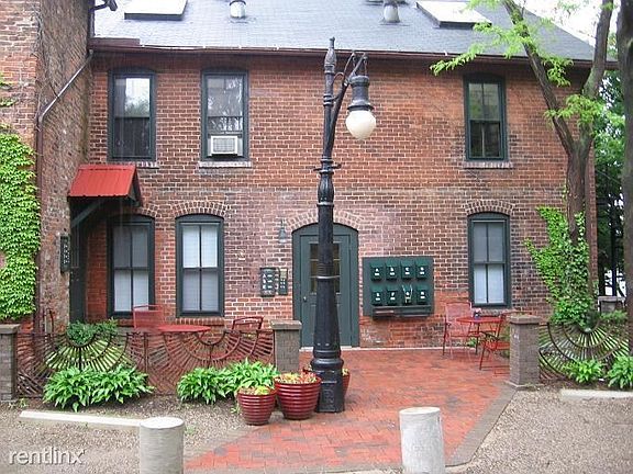Entry courtyard with parking outside your door