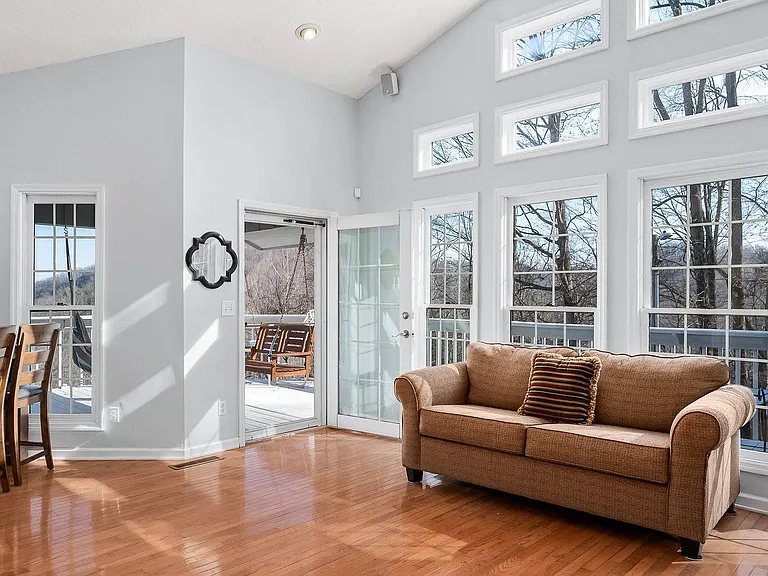 1038 Lakeside Dr — Photo 4