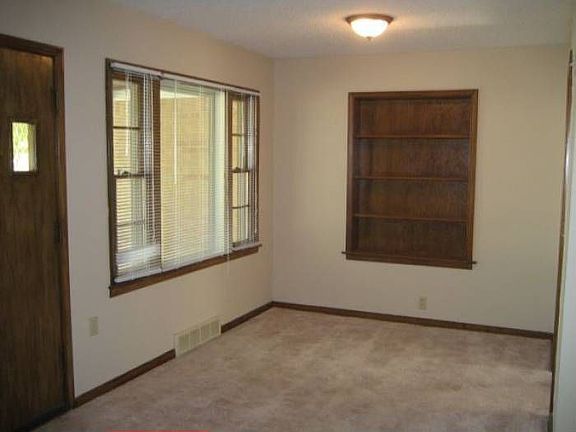 Living Room w Eating Area