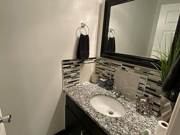 4th image of 878 White Oak Ln Unit 878