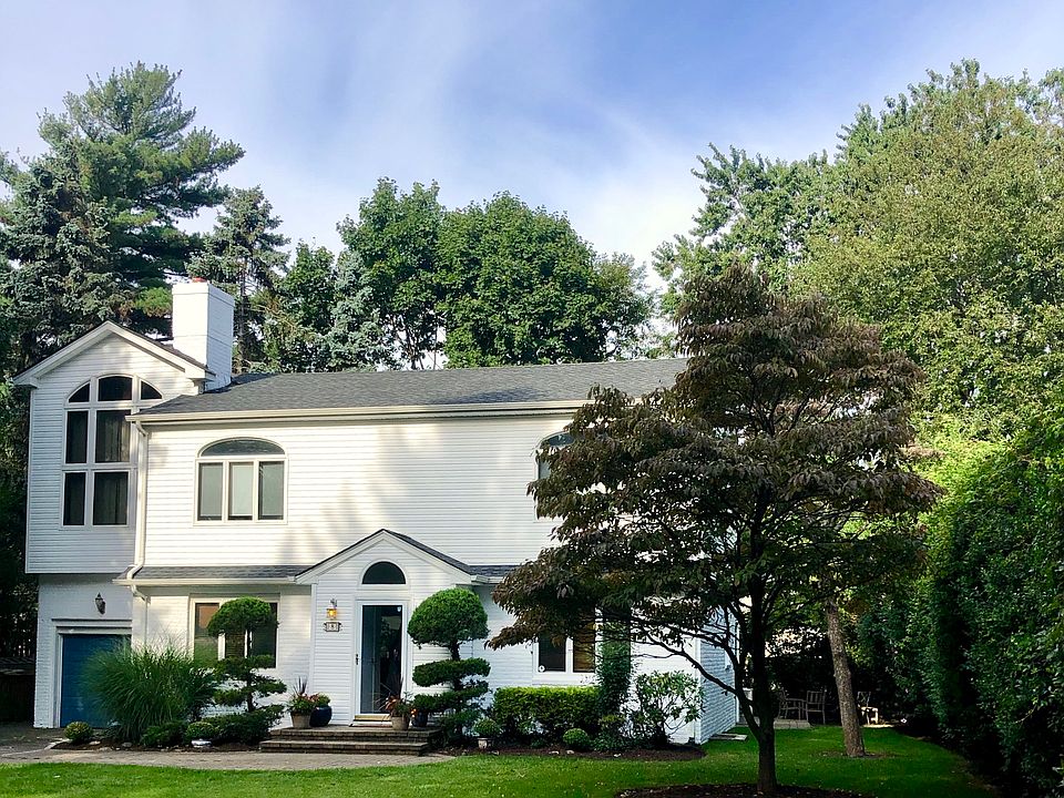 1st image of 8 Vanderbilt Dr