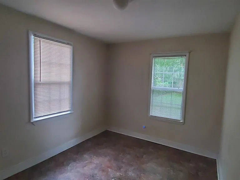 809 N East St — Photo 6