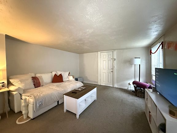 4th image of 832 W 1st St #11465740