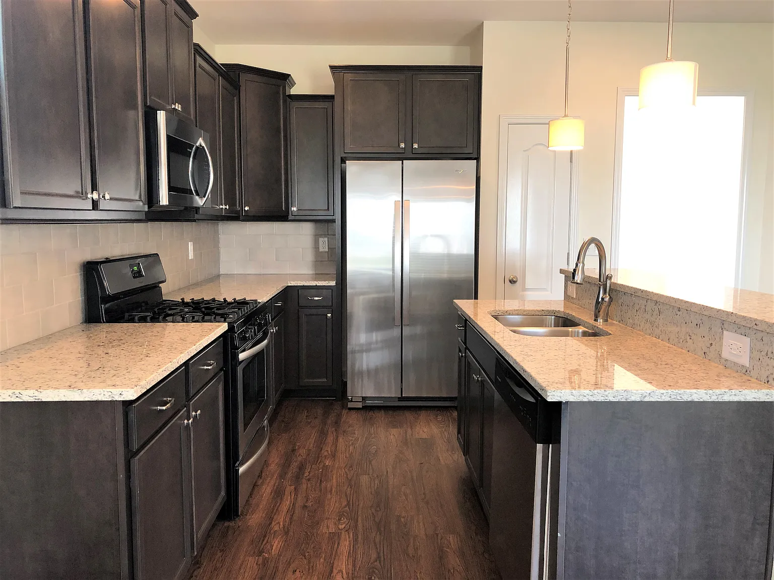 4 bed, 3.5 bath, 2400 sqft, $2,560 — Photo 4