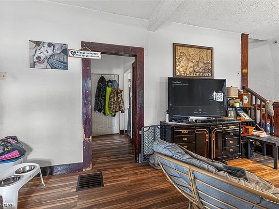 4th image of 217 Hunts Ave