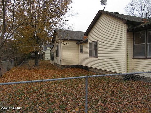 2nd image of 1472 Montgomery Ave