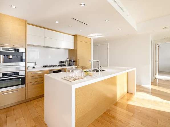 667 Howe St #3001, Vancouver, BC V6C 0B5