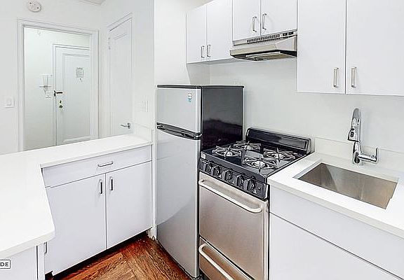 3rd image of 140 E 46th St APT 4T