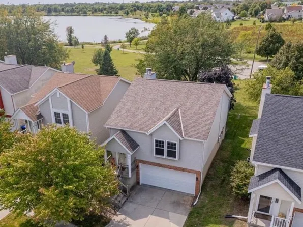 46 Parkshores Dr, Bloomington, IL 61701