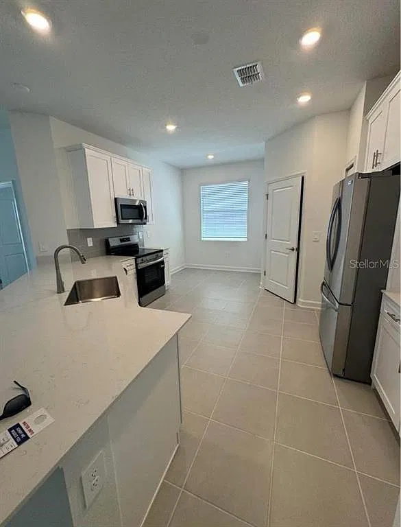 4 bed, 3.0 bath, 2109 sqft, $3,900 — Photo 4
