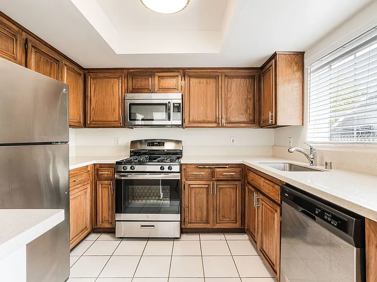 4070 Redwood Ave — Photo 4