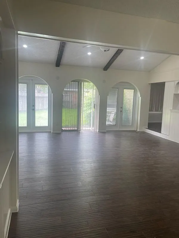 3 bed, 2.0 bath, 1474 sqft, $2,100 — Photo 2