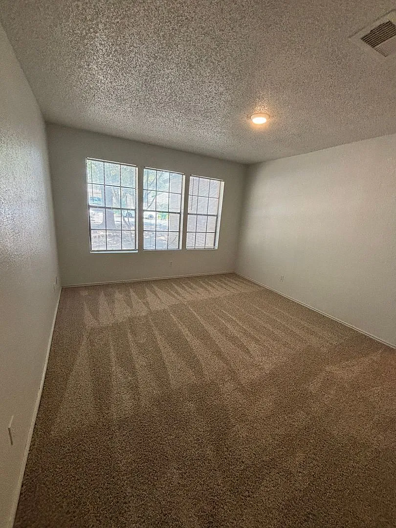 2033/2035 Redwing Way — Photo 4
