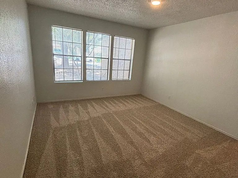 2033 Redwing Way — Photo 4