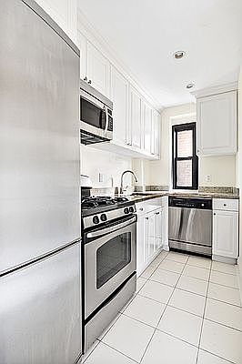 3rd image of 129 E 61st St APT 8