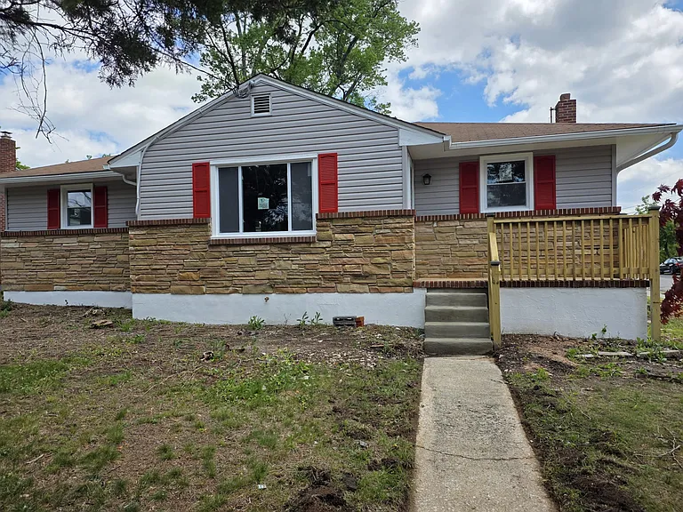 1101 Broadview Blvd N — Photo 1