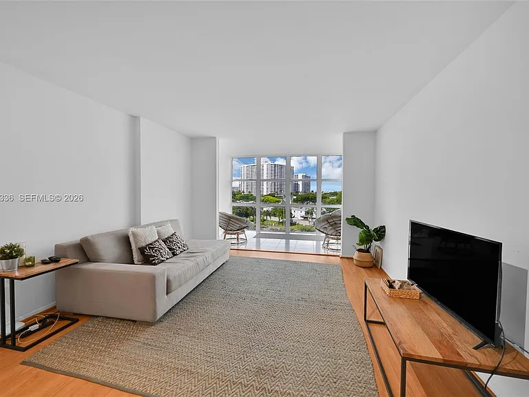 800 Parkview Dr #605 — Photo 2