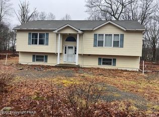 2116 Oaktree Ln, Bushkill, PA 18324
