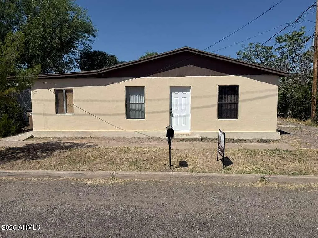 3 bed, 1.0 bath, 870 sqft, $1,200 — Photo 1
