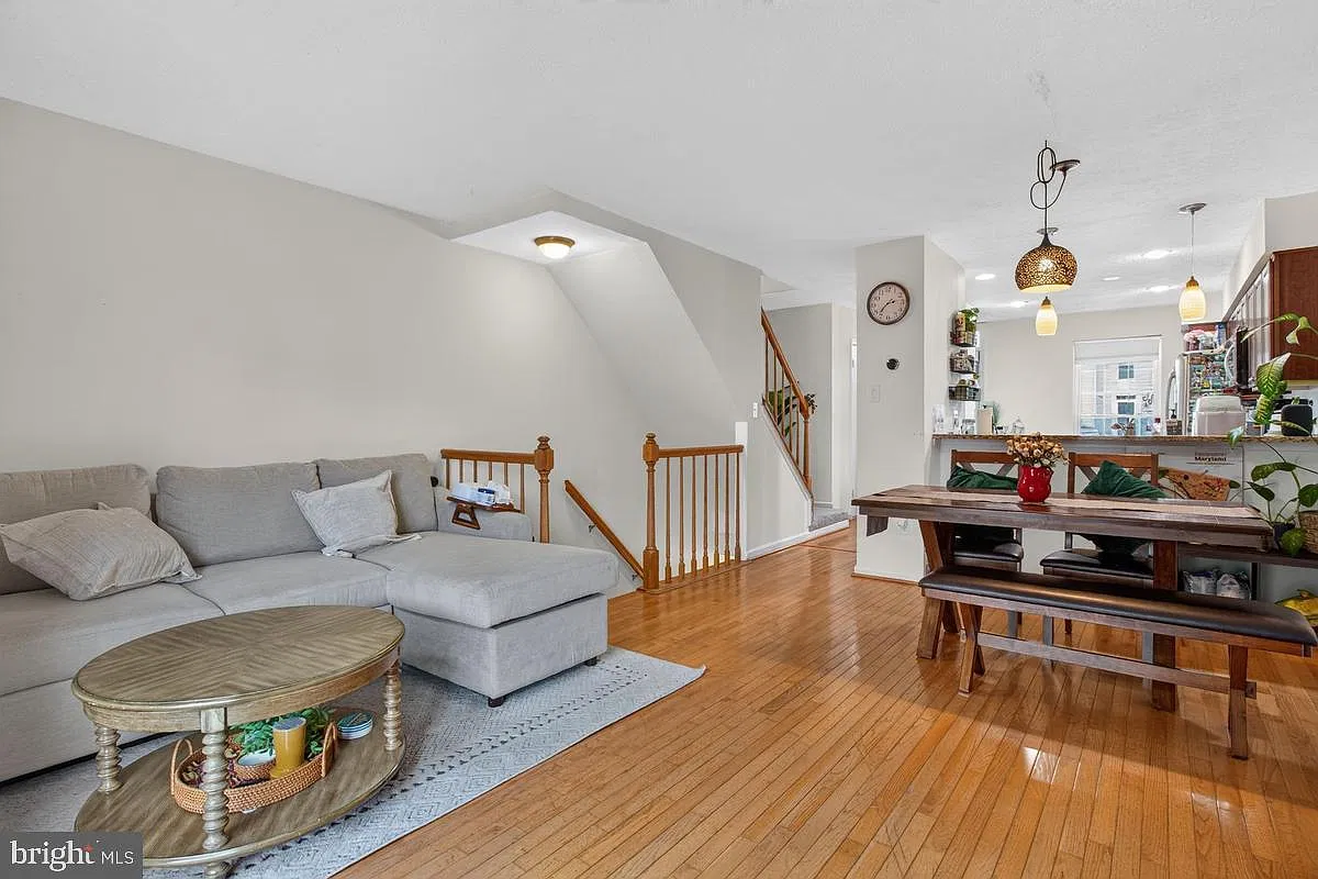 3 bed, 2.5 bath, 1408 sqft, $2,400 — Photo 4