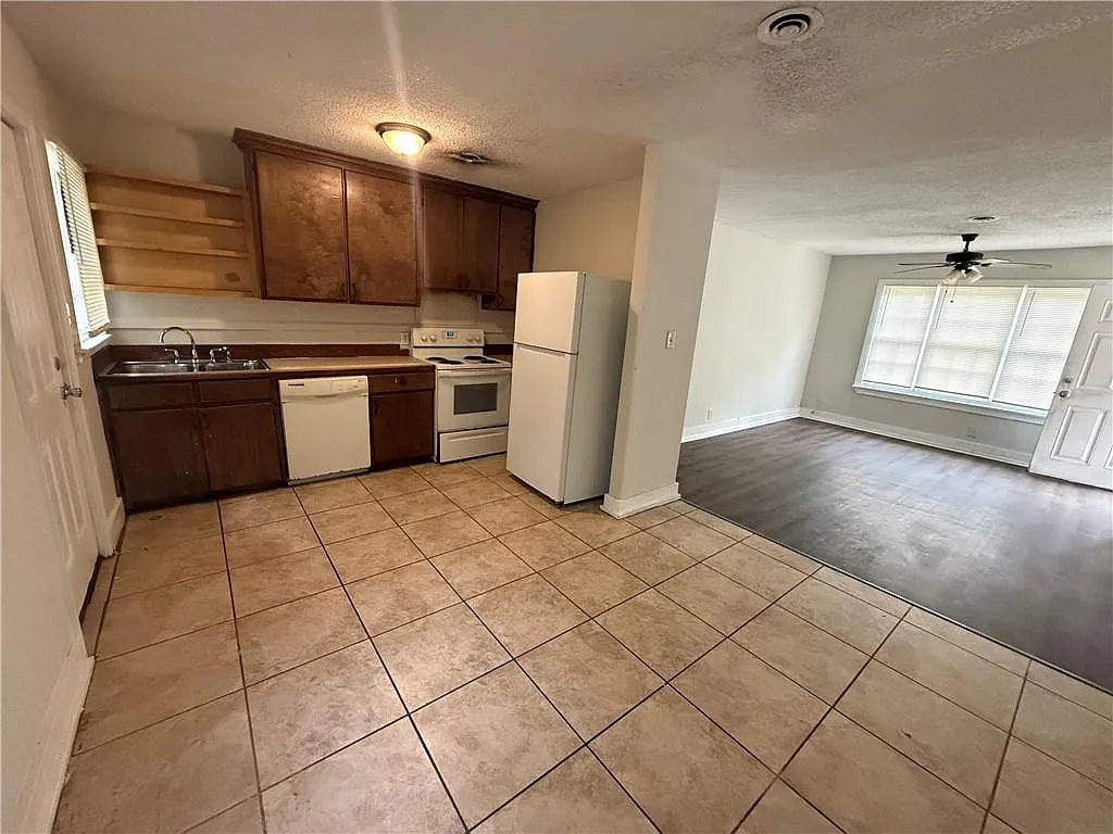 3 bed, 1.0 bath, 952 sqft, $895 — Photo 4