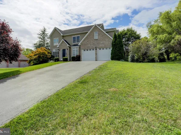 115 Moonlight Dr, Greencastle, PA 17225