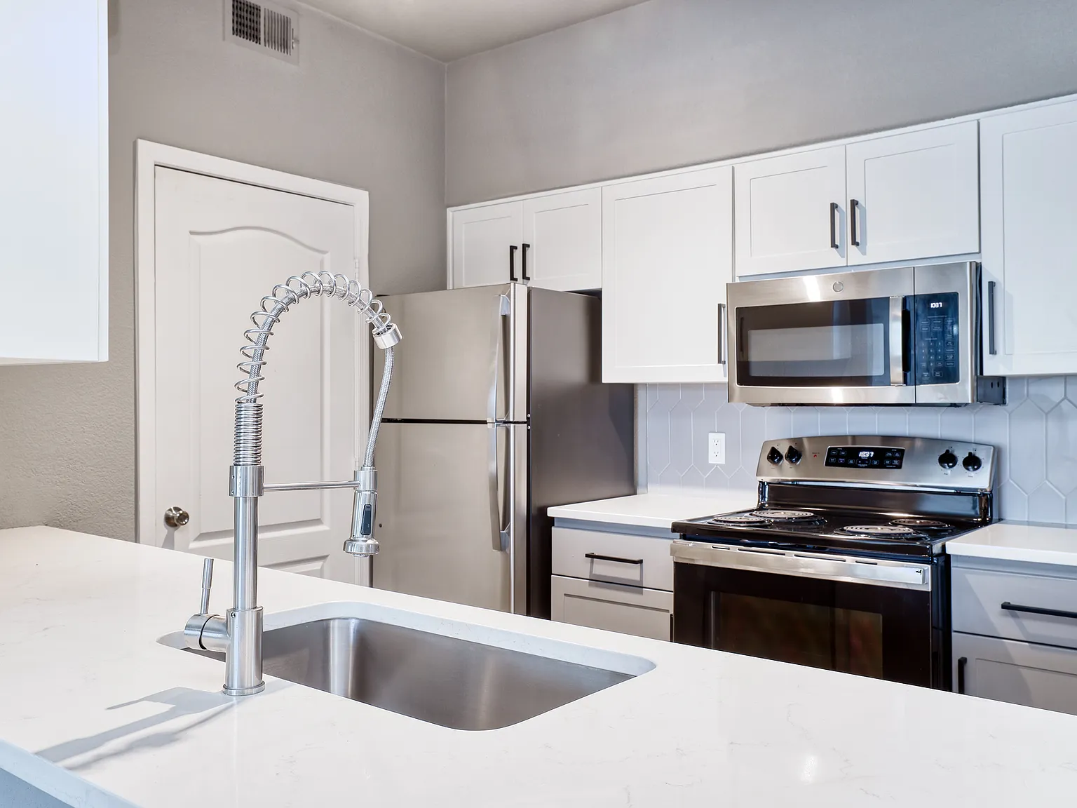 Oxford Apartments — Photo 1