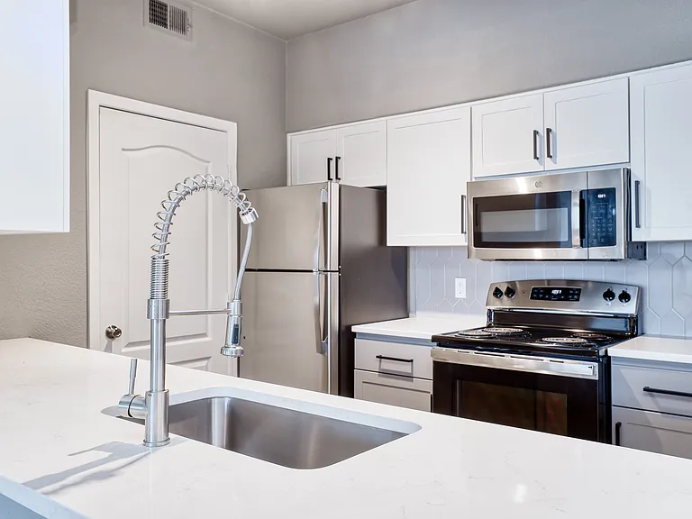 Oxford Apartments — Photo 1