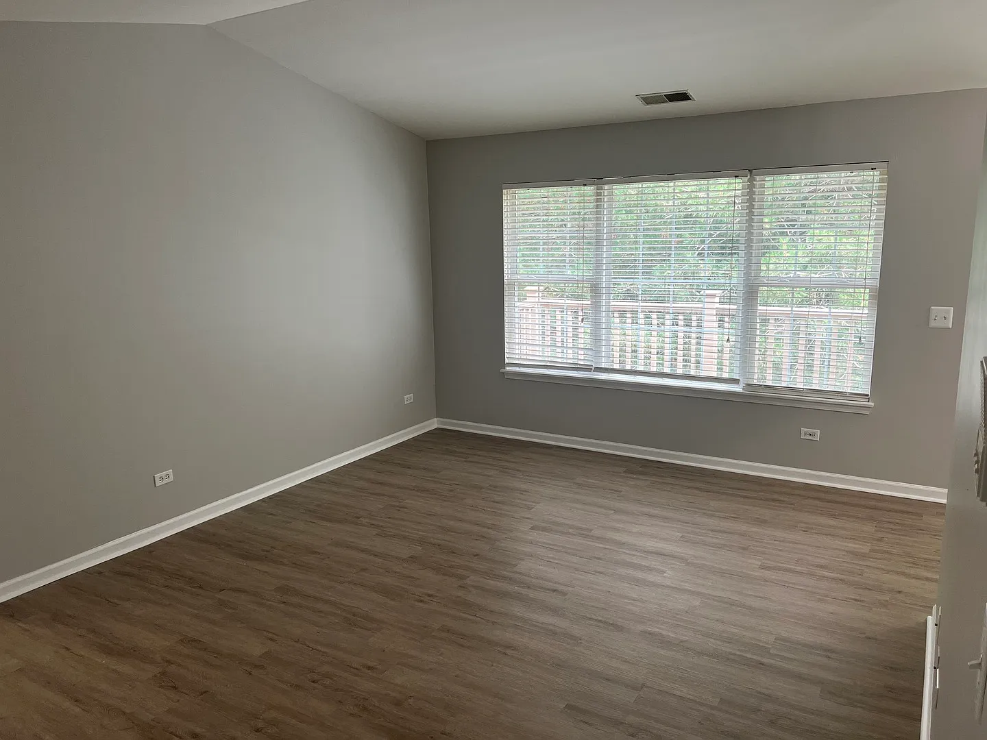 2 bed, 975 sqft, $1,900 — Photo 3