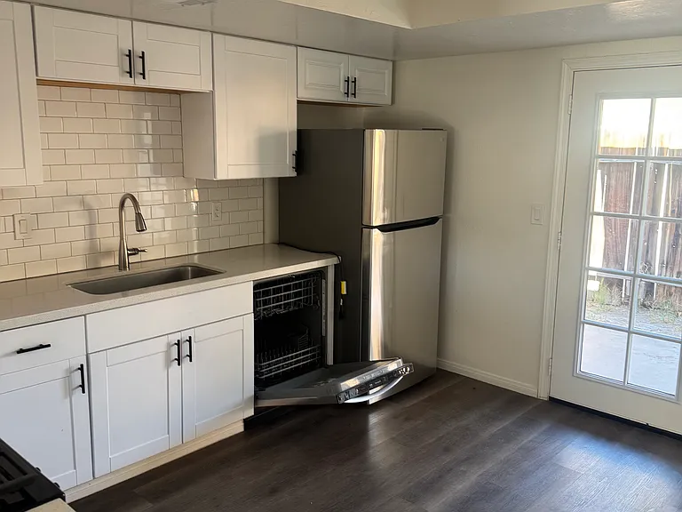 928 W Graaf Ave #A — Photo 2