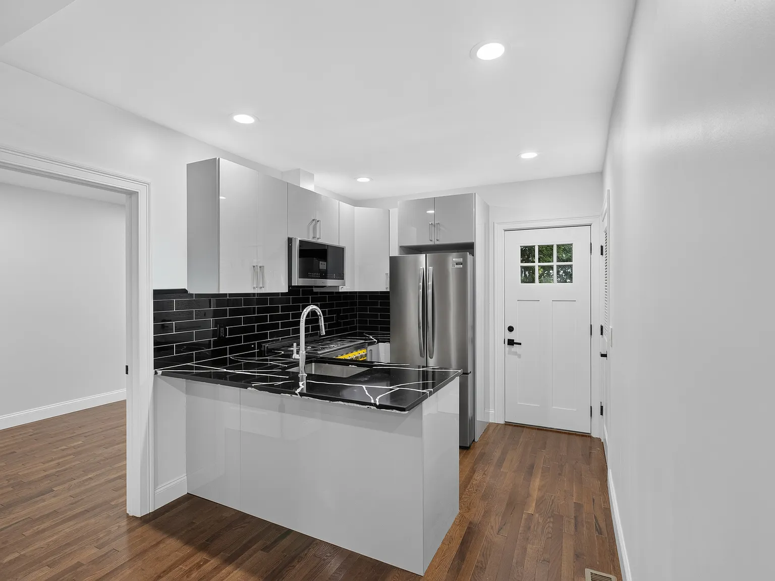 3 bed, 750 sqft, $3,000 — Photo 3
