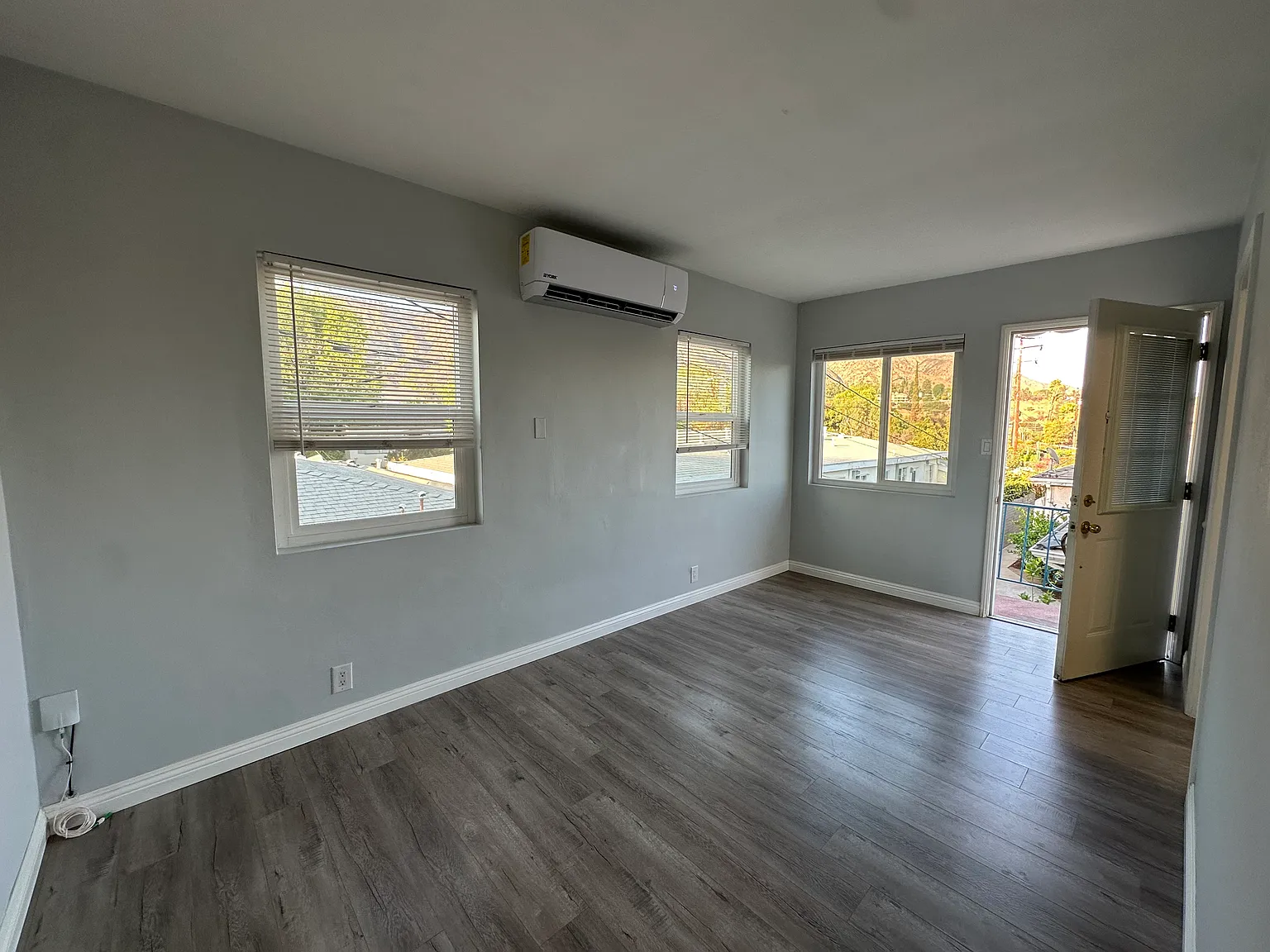1449 1/2 N Altadena Dr — Photo 1
