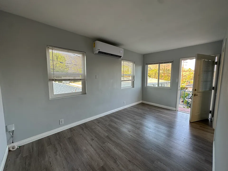 1449 1/2 N Altadena Dr