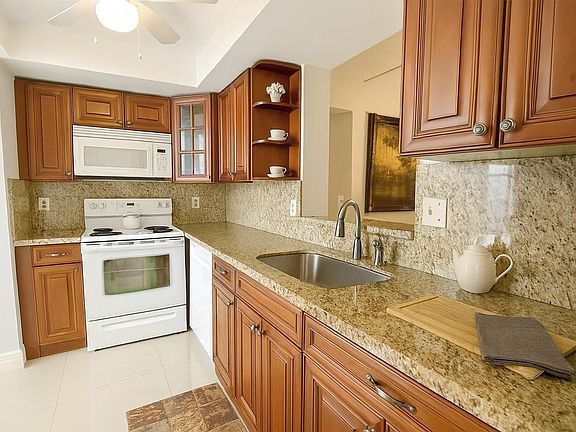 5th image of 15 Willowbrook Lane #101