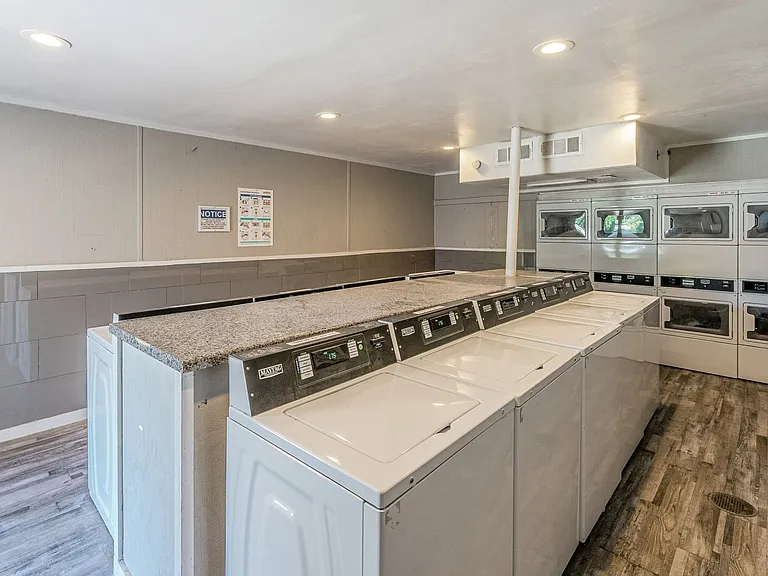 South Crest Apartments: All Bills Paid -Dazzling Dallas Apartments in Quiet Area! — Photo 31