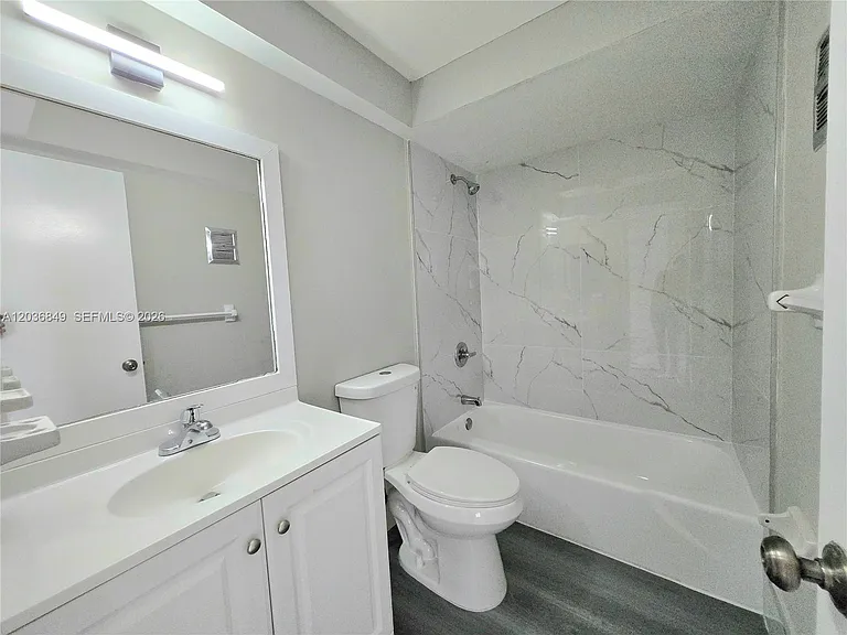 335 SW 20th St #6 — Photo 7