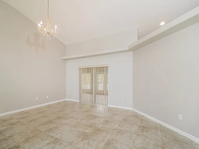 433 SW 6th St — Photo 3