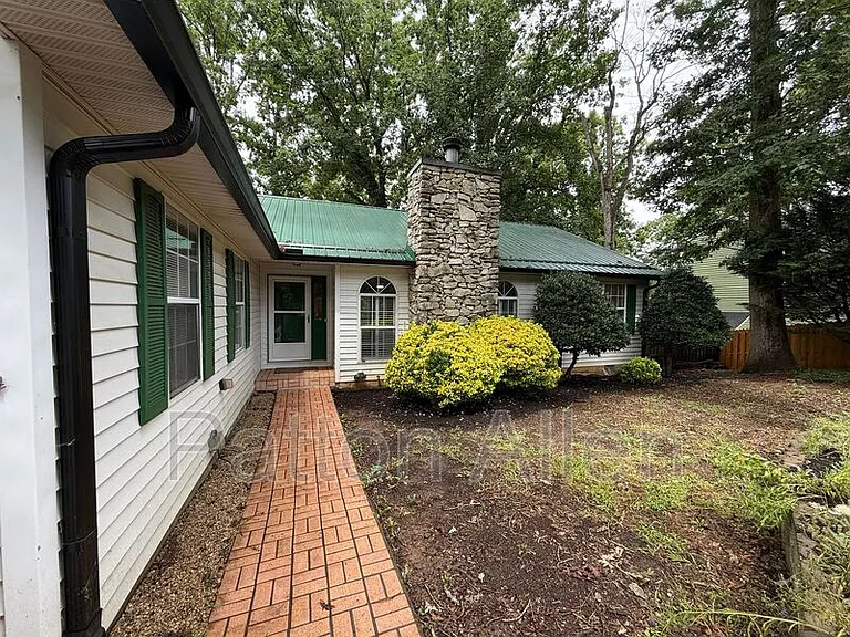 78 Pine Cone Dr — Photo 2