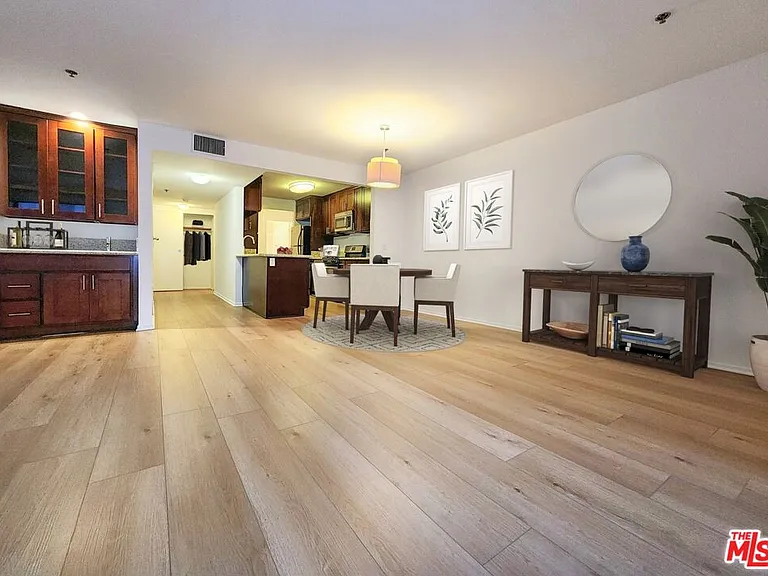 832 3rd St #203 — Photo 7