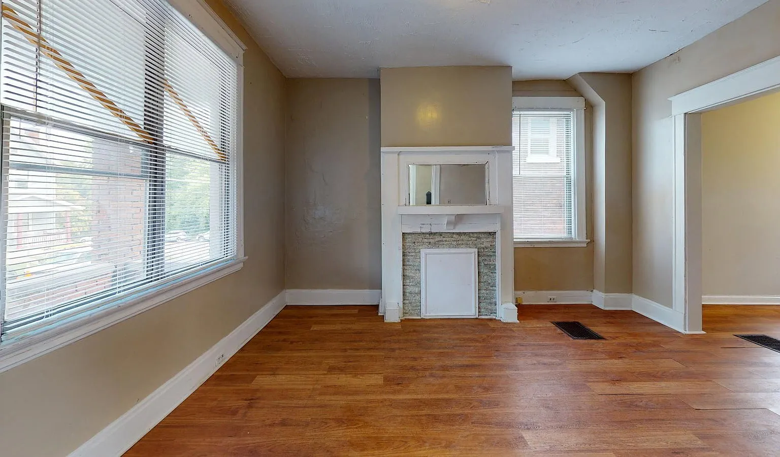 5 bed, 2.0 bath, 1812 sqft, $3,695 — Photo 4