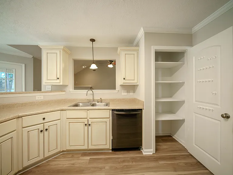 3121 Alexandria Dr — Photo 11