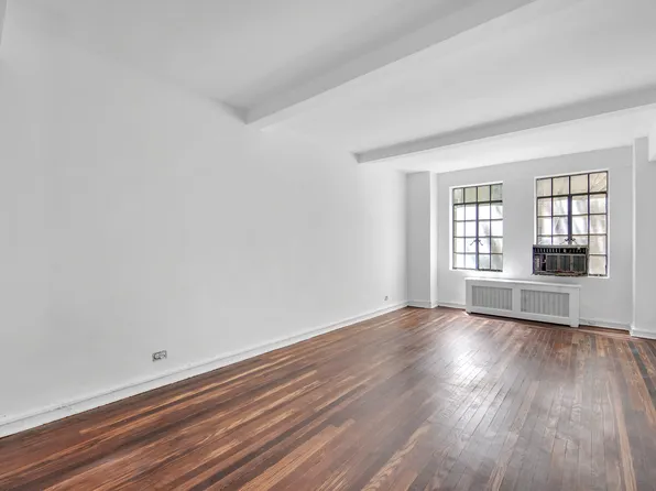 320 East 42nd Street 516 image 3 of 10