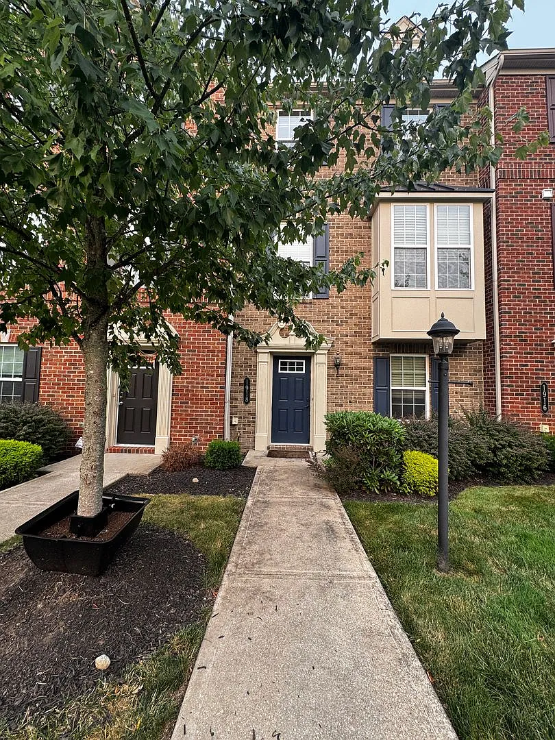 Beautiful Townhome located in Sewickley available NOW! — Photo 2