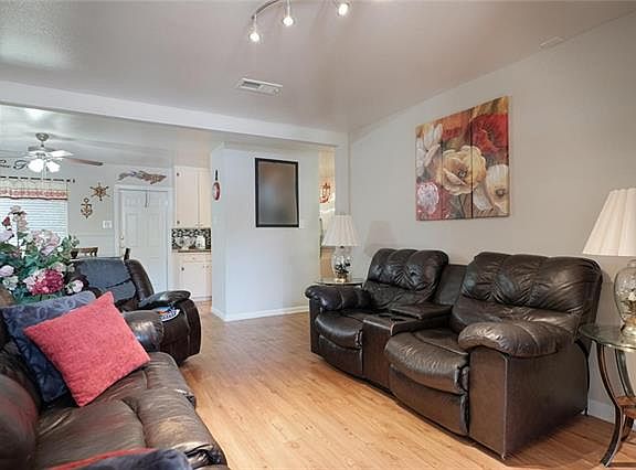 2nd image of 8211 S Red Oak Cir