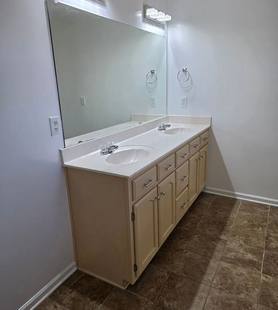 Spacious 3-Bedroom Home with Bonus Room and Main-Level Primary Suite! — Photo 4